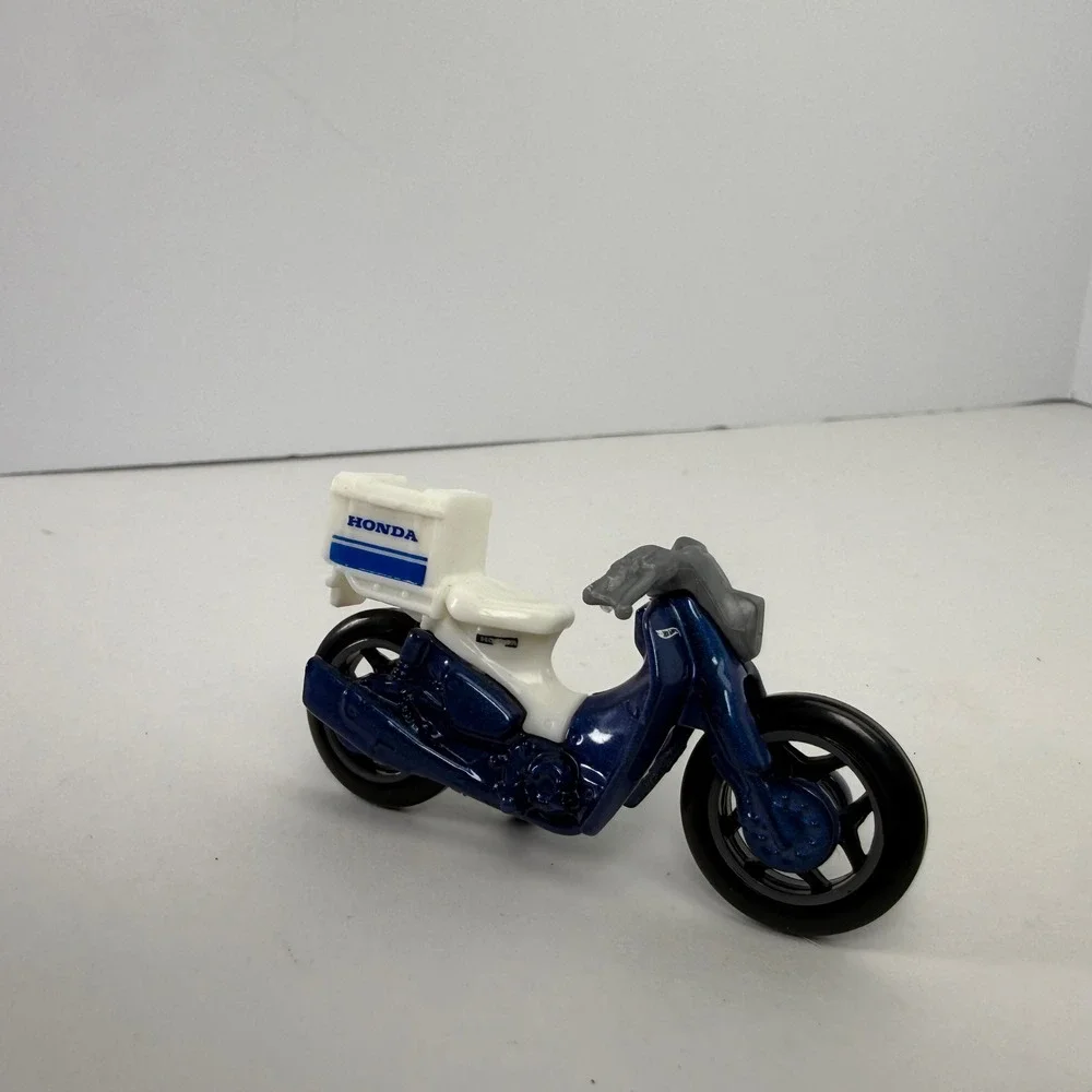 Hot Wheels Honda Super Cub Metallic Blue White Delivery Motorcycle Diecast 1:64